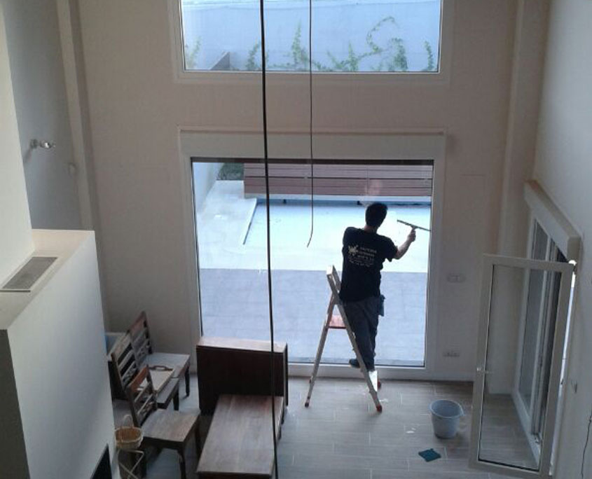 limpieza-escaparate-ventanas-integral-norte-en-cantabria